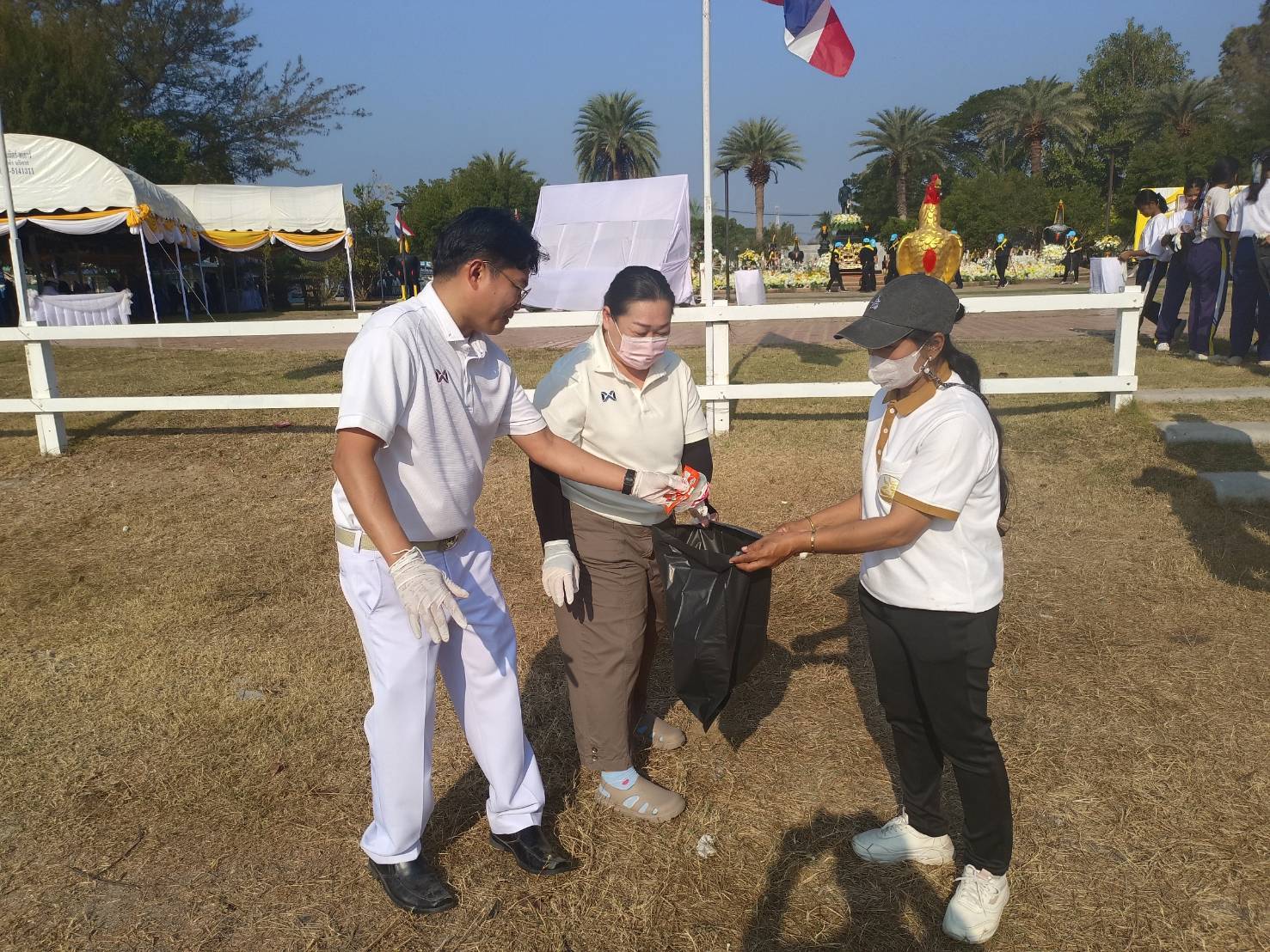 title - ส.ป.ก.เพชรบุรี ร่วมพิธีวางพานพุ่มดอกไม้ ถวายราชสดุดี และร่วมกิจกรรมเราทำความดีด้วยหัวใจ เนื่องในวันยุทธหัตถี สมเด็จพระนเรศวรมหาราช